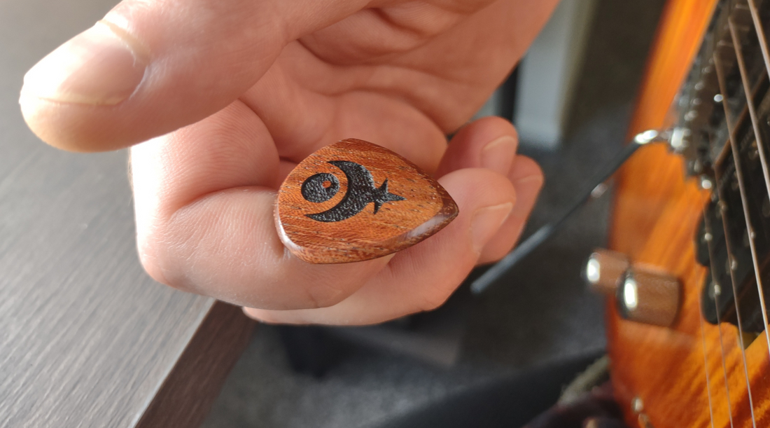 How to Hold a Guitar Pick: A Guide for Beginners and Beyond Ploutone