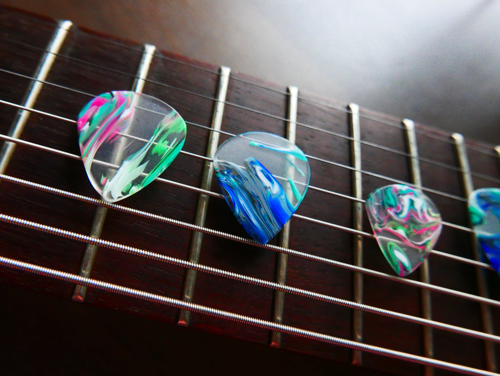 Guitar Pick Thickness: Choosing the Right One for You Ploutone