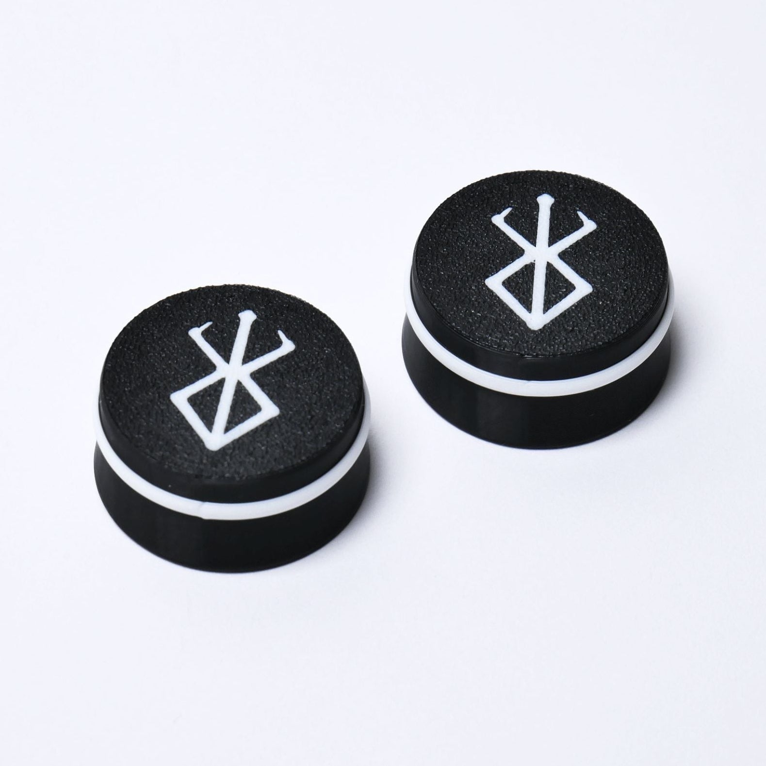 Berserker Custom Guitar Knobs (18 spline, 6mm) - Black & White - Ploutone