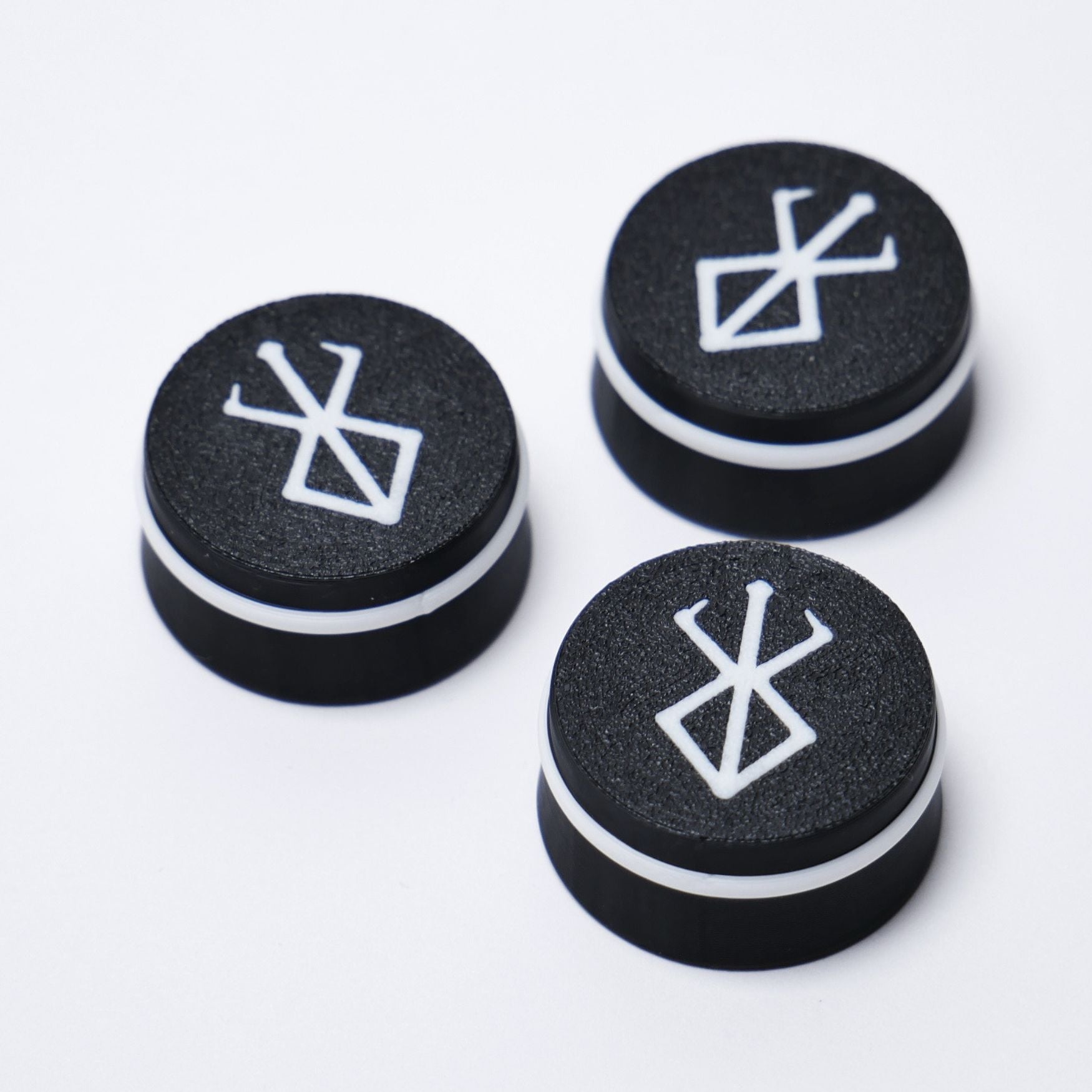 Berserker Custom Guitar Knobs (18 spline, 6mm) - Black & White - Ploutone