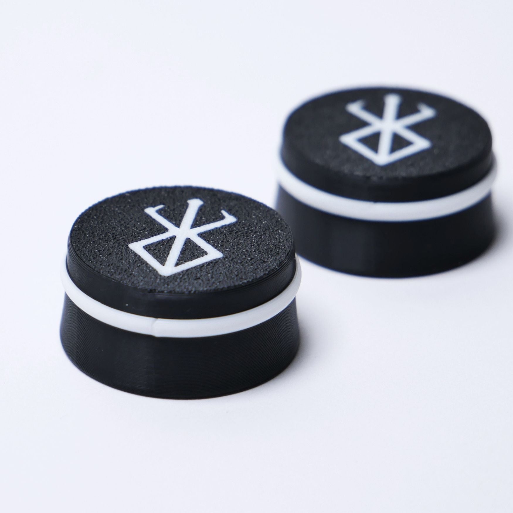Berserker Custom Guitar Knobs (18 spline, 6mm) - Black & White - Ploutone