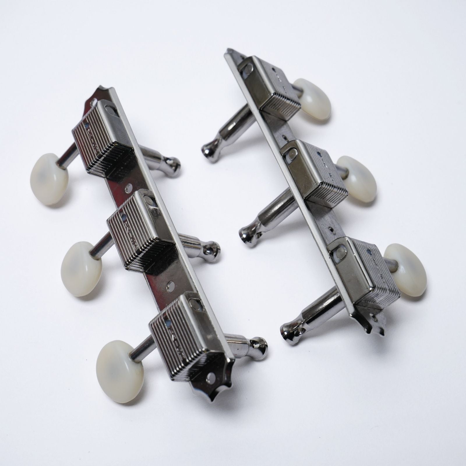 3-On-A-Plate Open-Gear Tuners 3+3 (Nickel / White) – Vintage 9mm Holes Tuning Machine Heads from Ploutone