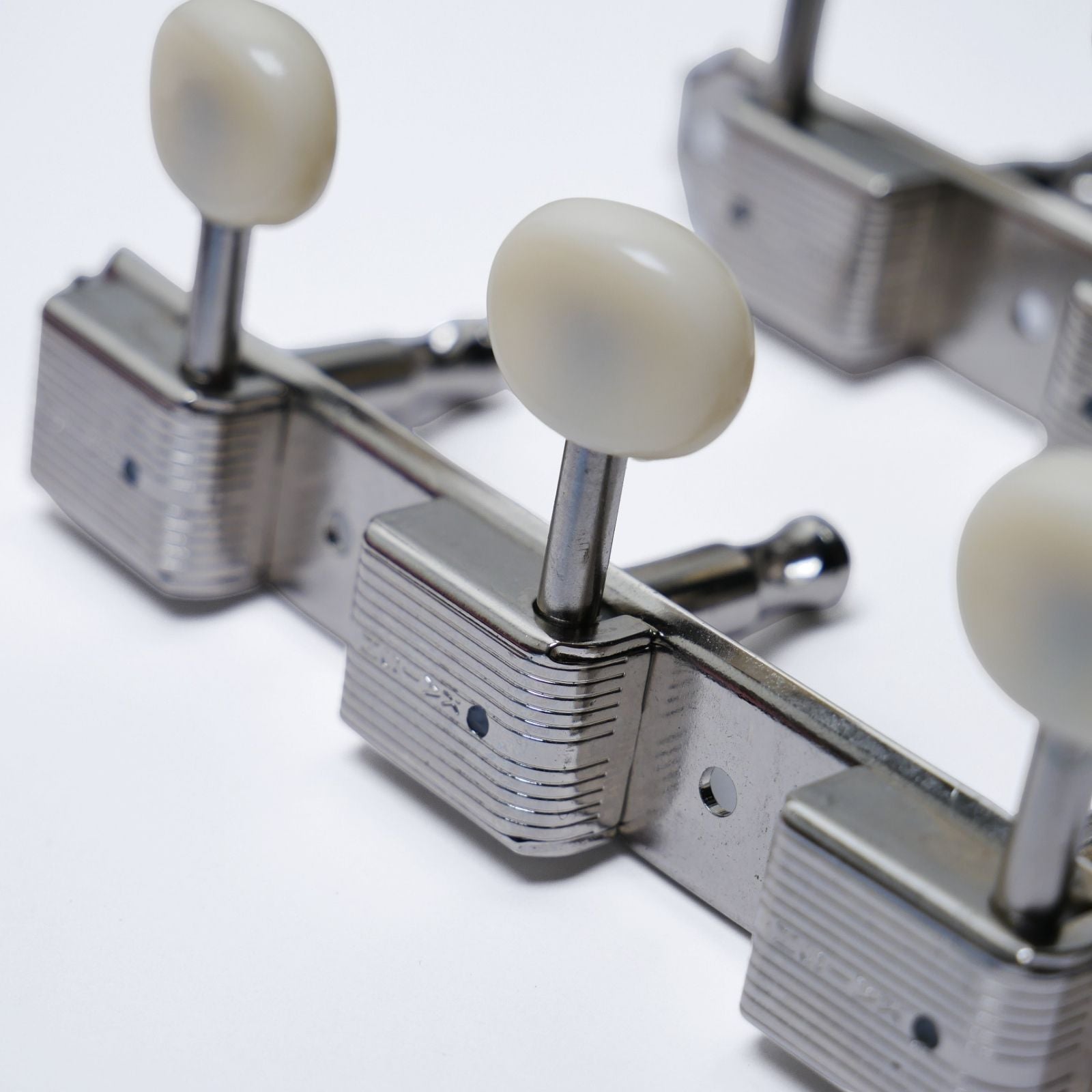 3-On-A-Plate Open-Gear Tuners 3+3 (Nickel / White) – Vintage 9mm Holes Tuning Machine Heads from Ploutone