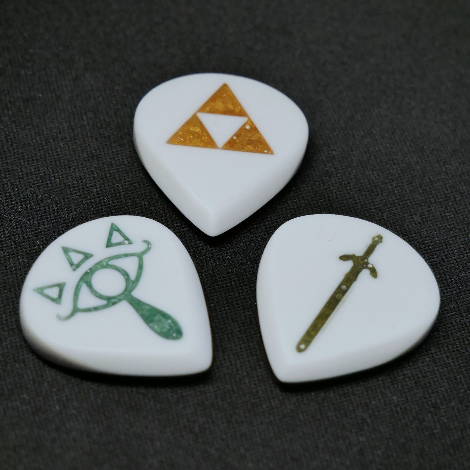 Opus Jari VALKORE™ - Zelda Triforce Handmade Guitar Pick - Ploutone