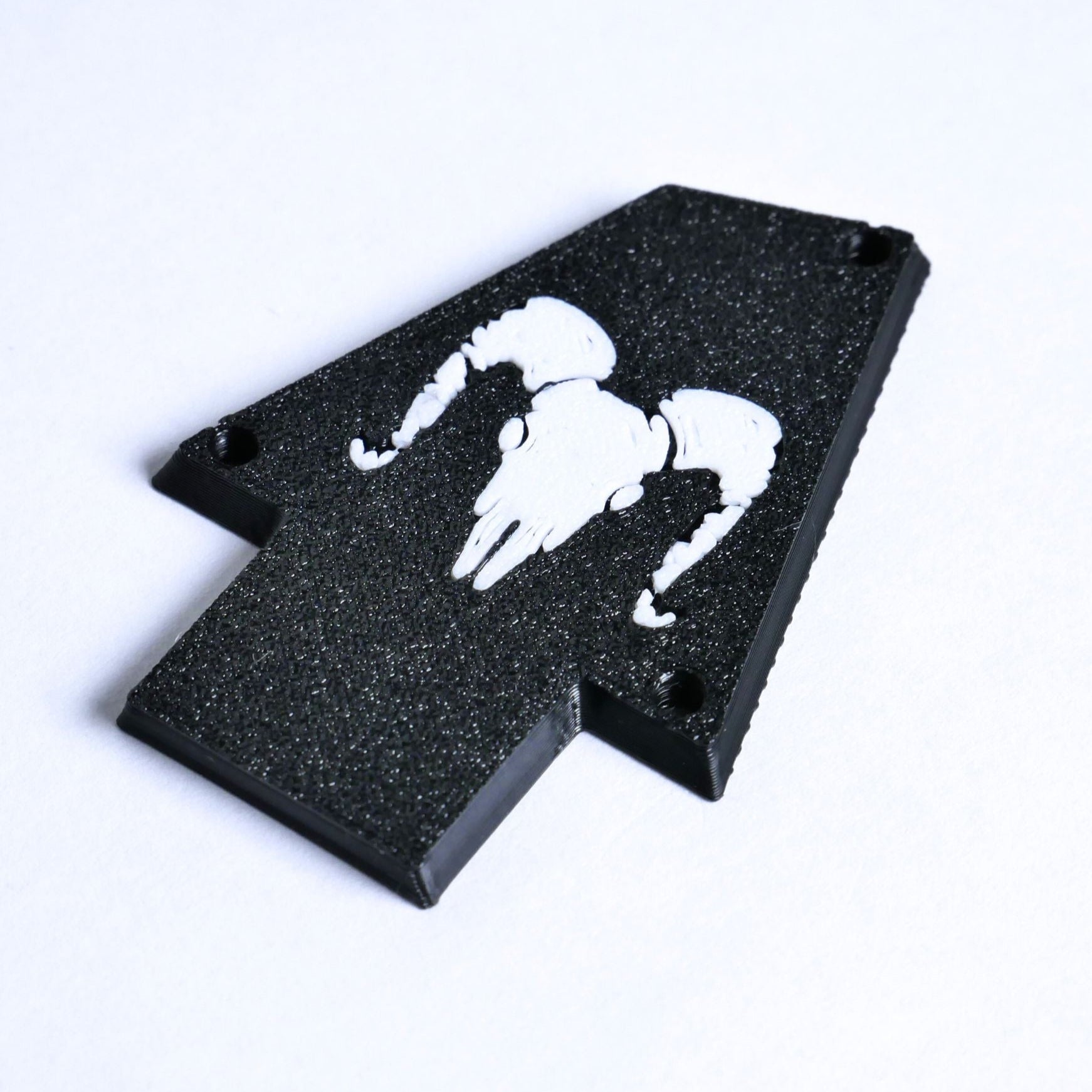 Custom Ibanez Truss Rod Cover for RG & JEM – Ram Skull (White & Black) - Ploutone