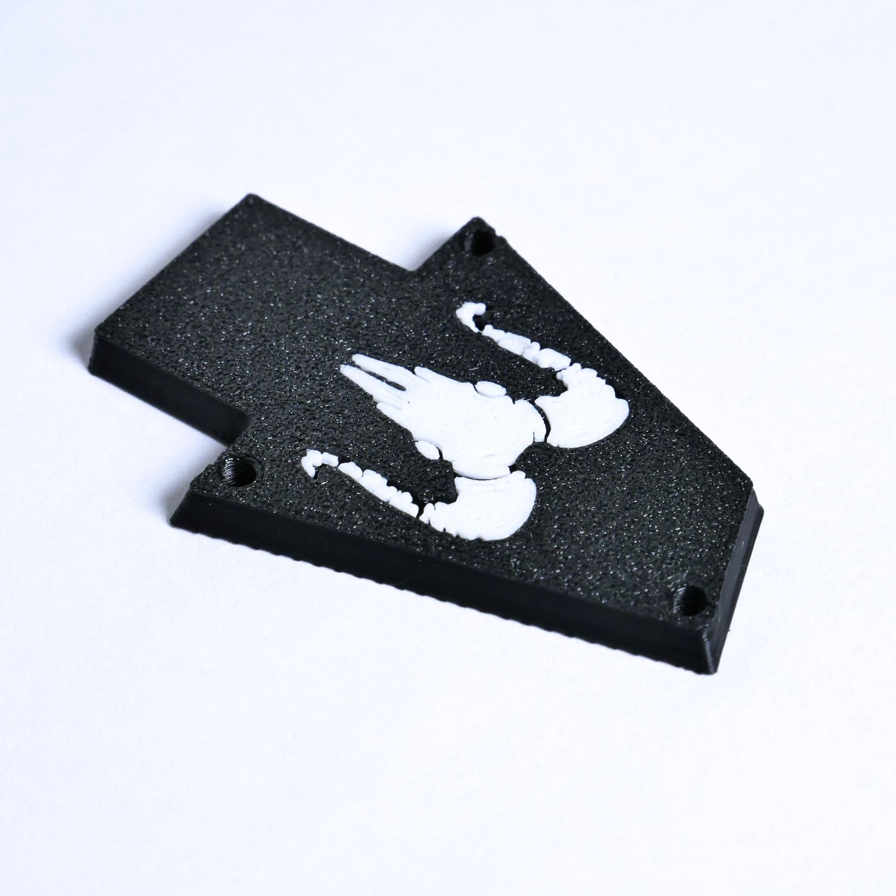 Custom Ibanez Truss Rod Cover for RG & JEM – Ram Skull (White & Black) - Ploutone