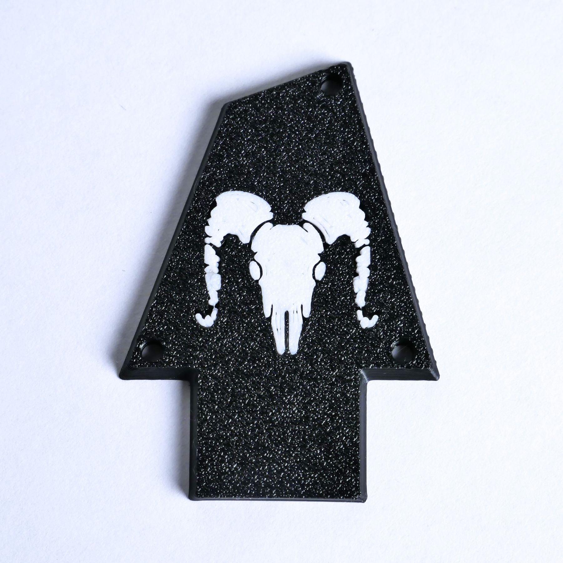 Custom Ibanez Truss Rod Cover for RG & JEM – Ram Skull (White & Black) - Ploutone