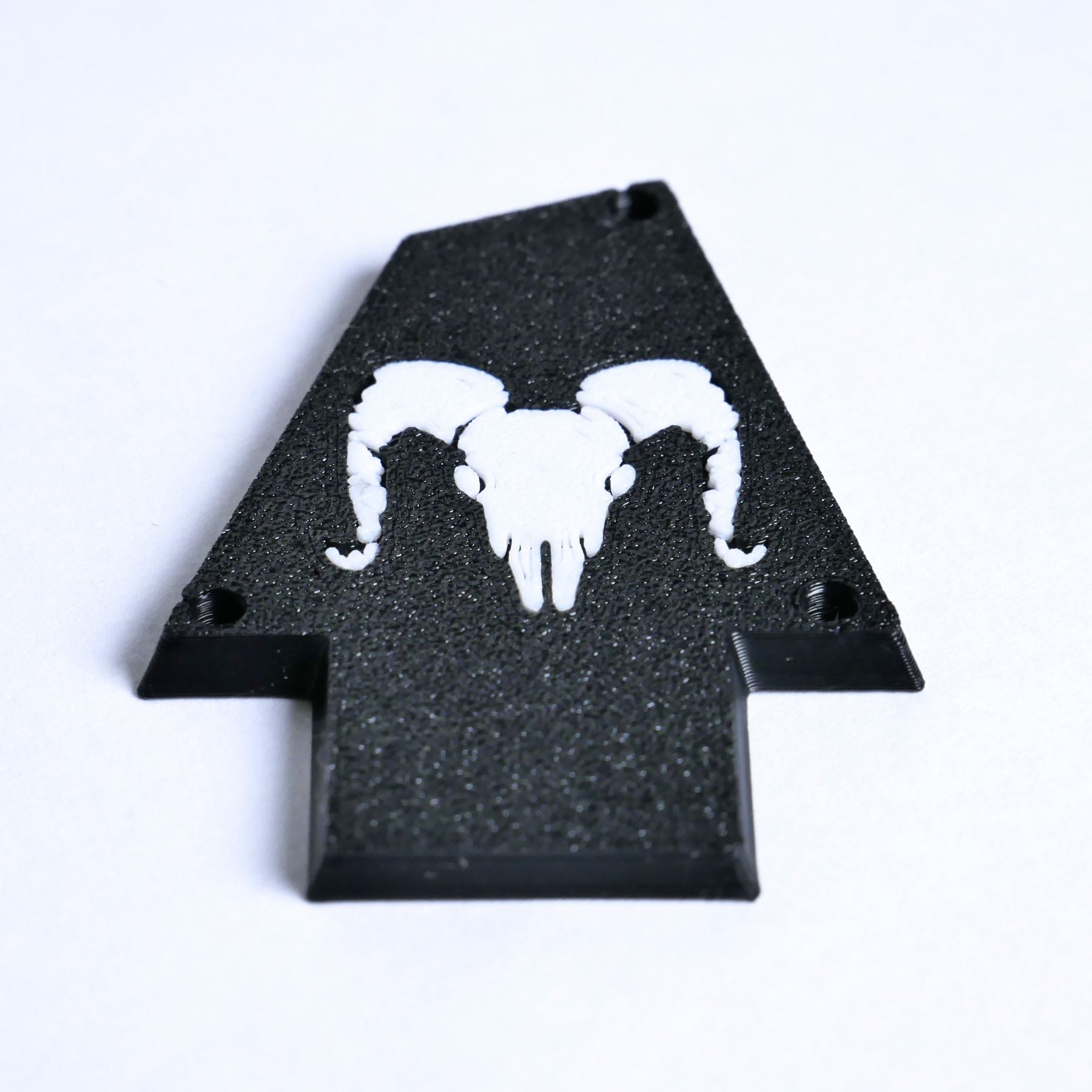 Custom Ibanez Truss Rod Cover for RG & JEM – Ram Skull (White & Black) - Ploutone