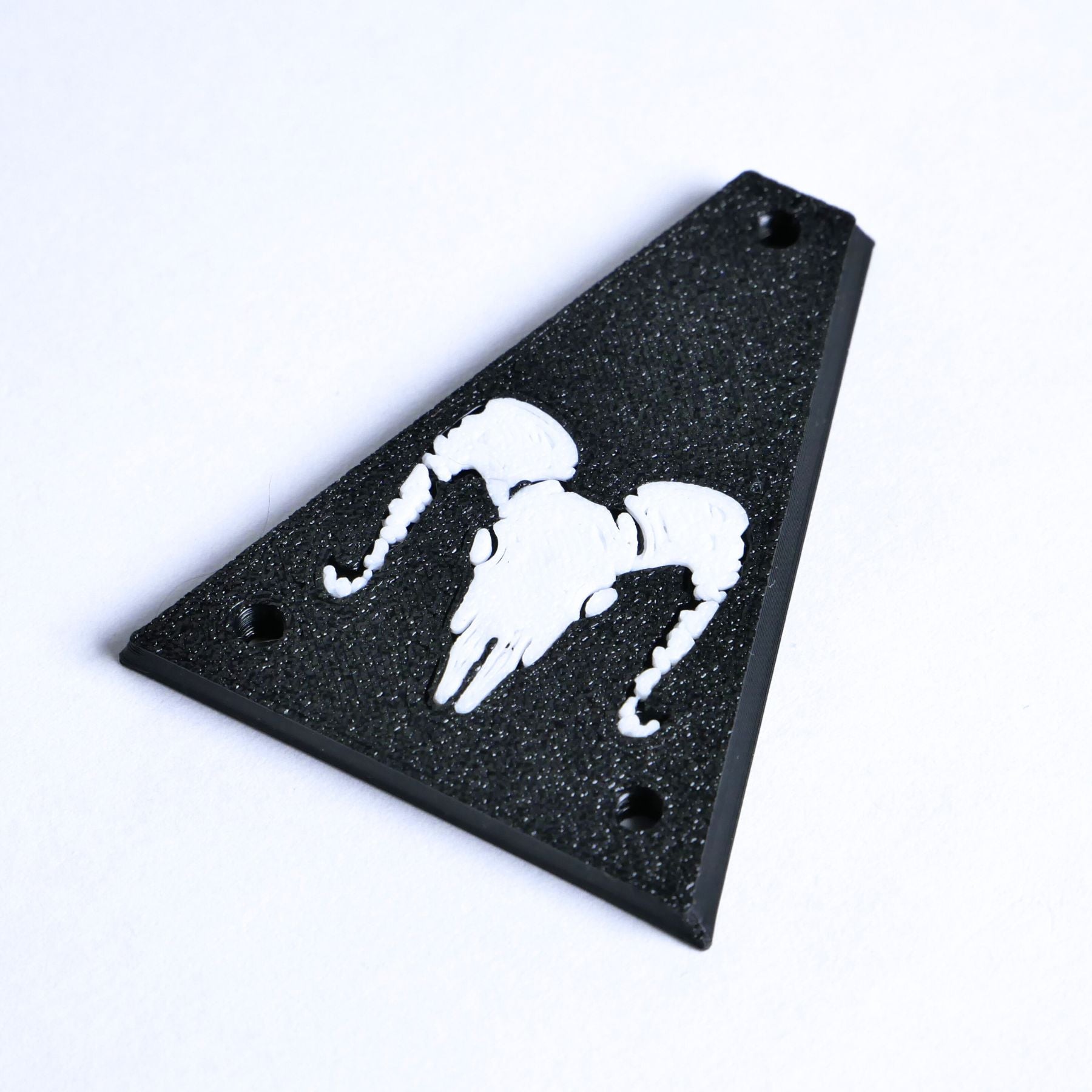 Custom Jackson/ Charvel Truss Rod Cover – Ram Skull (White & Black) - Ploutone