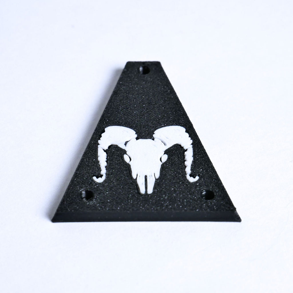 Custom Jackson/ Charvel Truss Rod Cover – Ram Skull (White & Black) - Ploutone