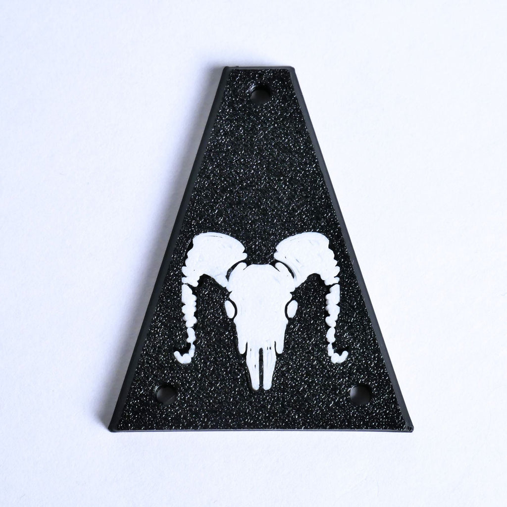 Custom Jackson/ Charvel Truss Rod Cover – Ram Skull (White & Black) - Ploutone