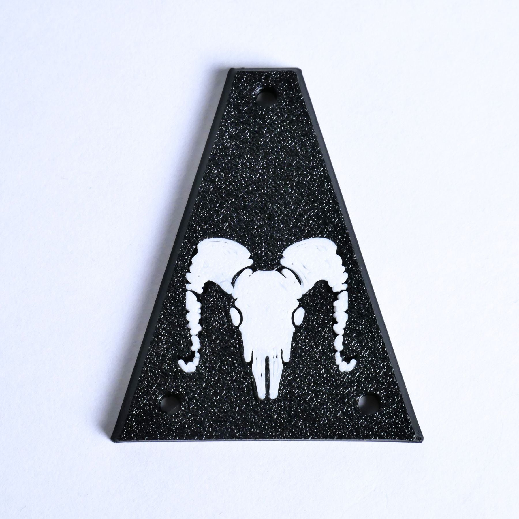 Custom Jackson/ Charvel Truss Rod Cover – Ram Skull (White & Black) - Ploutone