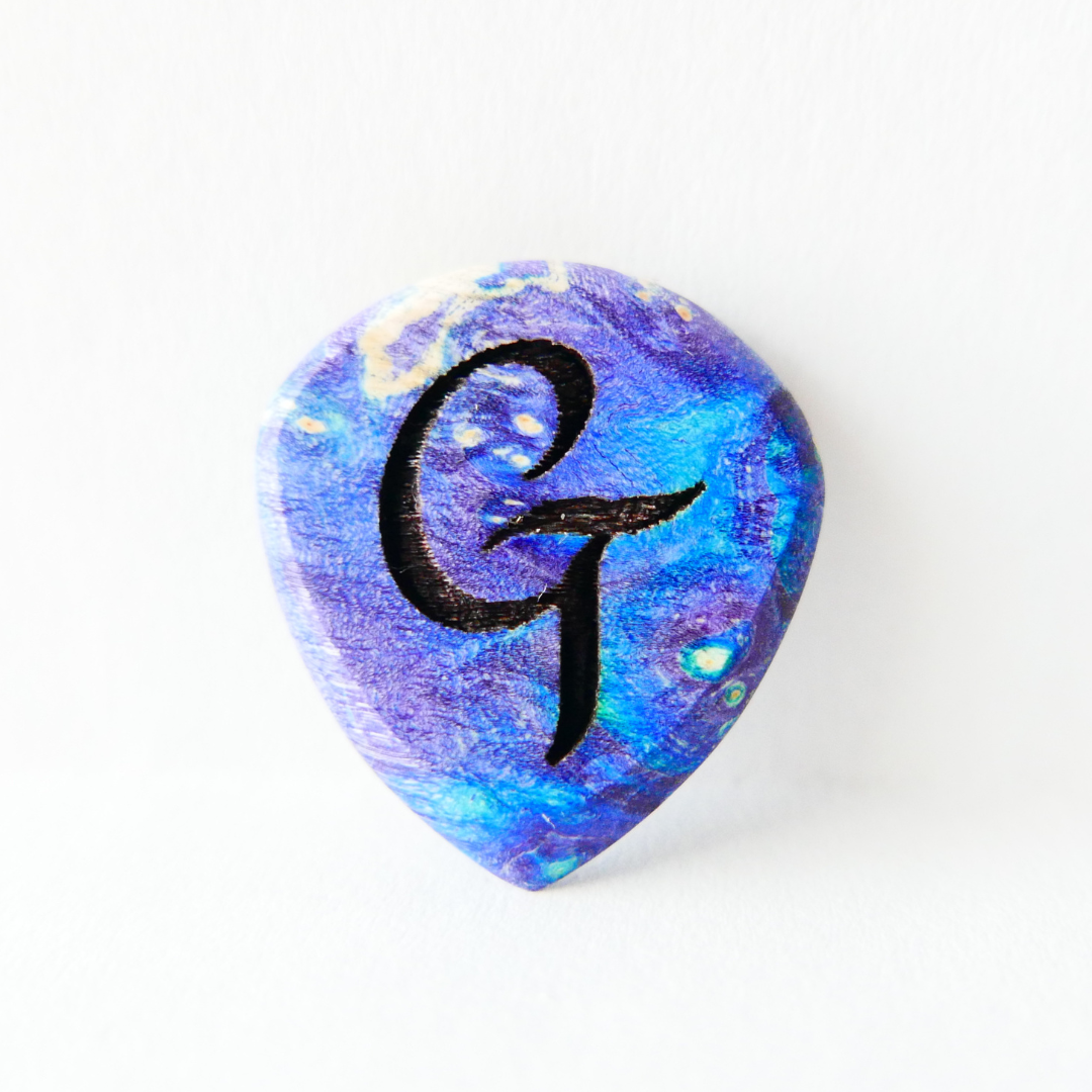 Handcrafted Wooden Guitar Pick - 4.9mm Flow Purple Maple Burl Plectrum - Ploutone