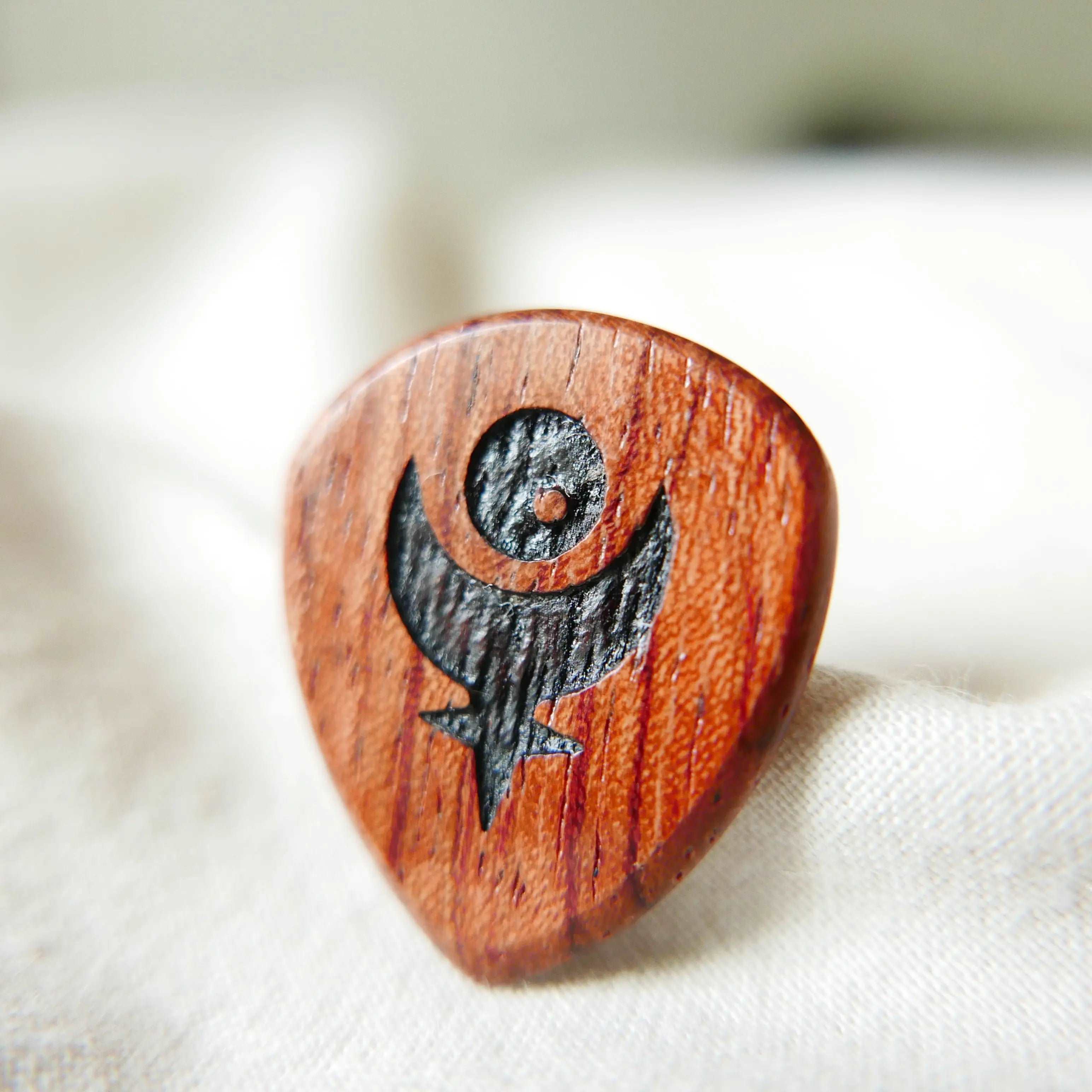 Handcrafted Wooden Guitar Pick - 3.1mm Flow Bubinga Plectrum - Ploutone